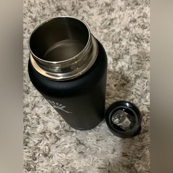 Hydro Flask 32 oz - like new!! - Picture 3 of 6